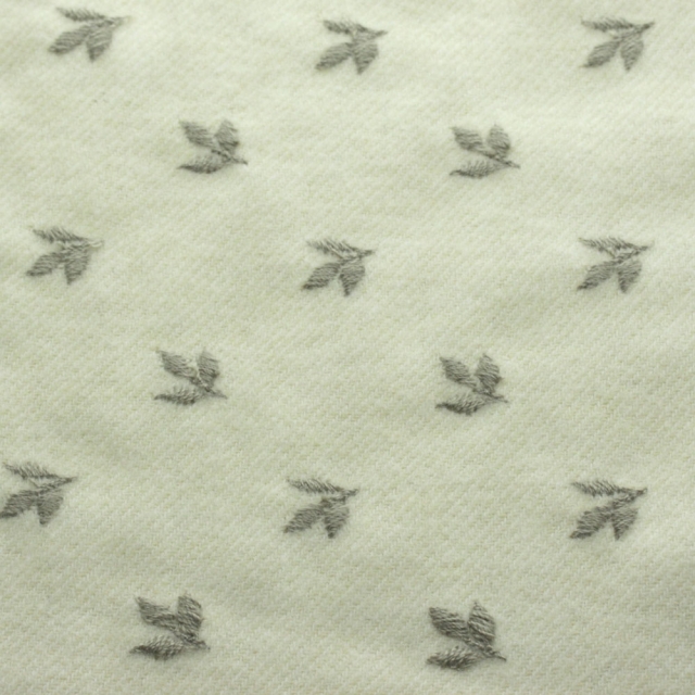 アクリル混紡/アイボリー × リーフ刺繍（セピア）