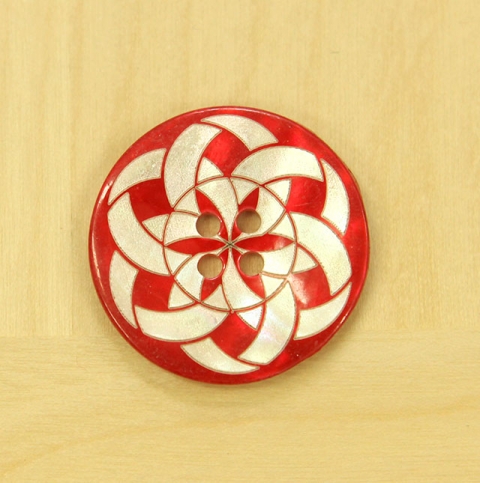 日本のアワビ貝を赤色に染色し レーザーで柄を彫ってあるボタン