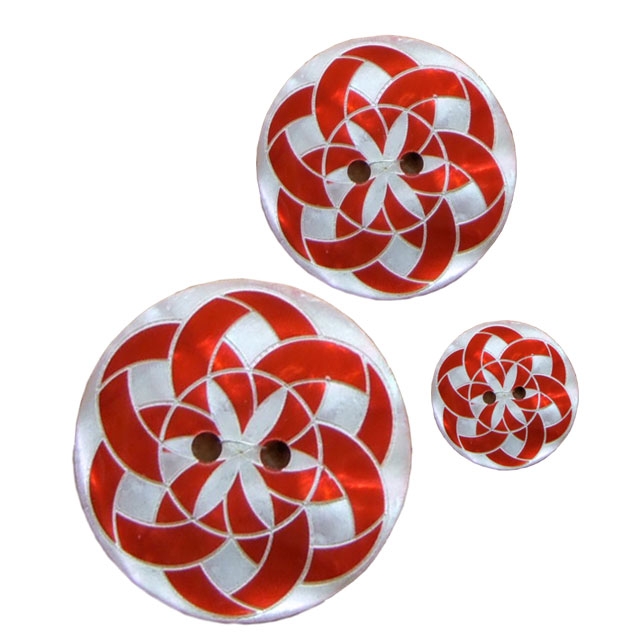 日本のアワビ貝を赤色に染色し レーザーで柄を彫ったボタン