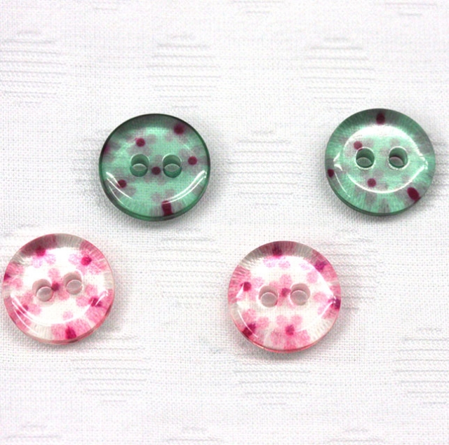 クリアの素材にピンクの小花柄のボタン。